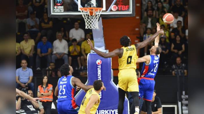 Anadolu Efes, Mersin Spor'u 84-81 mağlup ederek yarı finale yükseldi