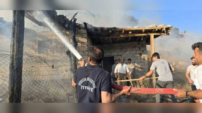 Hakkari'de ahır yangını: Bin 100 balya ot ve 150 torba saman kül oldu