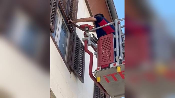 Hatay'da mahsur kalan kırlangıç itfaiye tarafından kurtarıldı