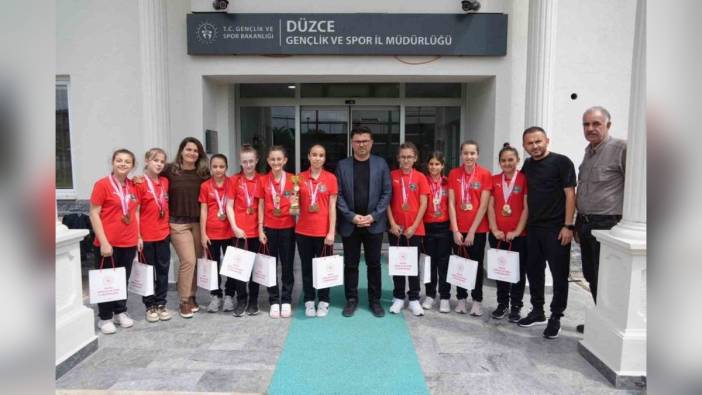 Hürriyet Ortaokulu voleybol takımı, Türkiye dördüncüsü olarak İl Müdürü Yazıcı'yı ziyaret etti