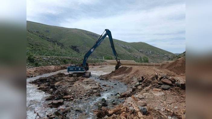 DSİ, Bayburt Aydıntepe'de tersip bendi temizliği gerçekleştirdi