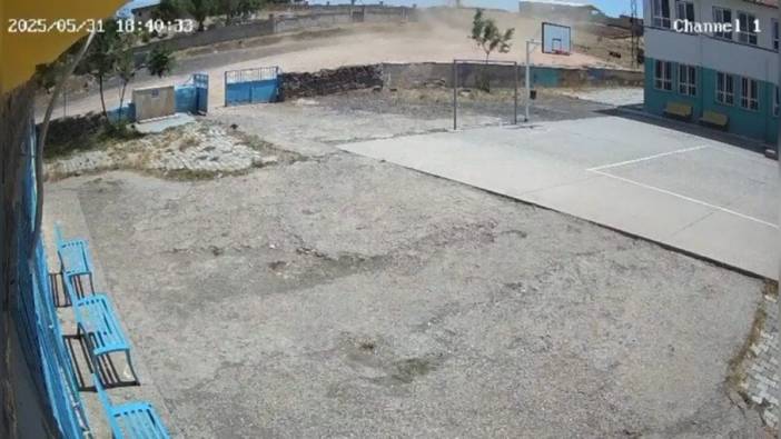 Siverek'te kum şeytanı hortumu okul kapısını söktü