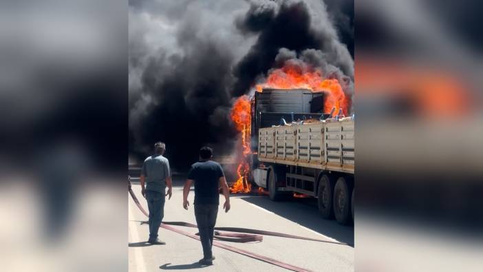 Yüksekova'da çinko madeni yüklü TIR alev aldı