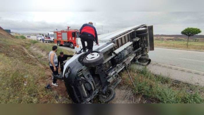 Sungurlu'da kamyonet şarampole devrildi: Sürücü yaralandı