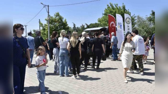 Karacabey Belediyesi'nin gezici Kent Kafe'si Leylek Şenliği'nde ilgi odağı oldu