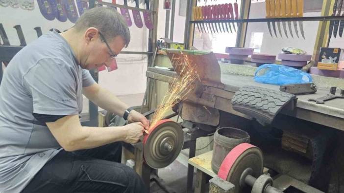 Bandırma'da Kurban Bayramı öncesi bıçak bileme ustalarının mesaisi uzadı