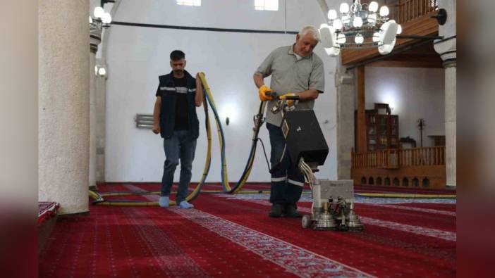 Elazığ Belediyesi, Kurban Bayramı öncesi cami ve türbeleri gül suyu ile yıkadı