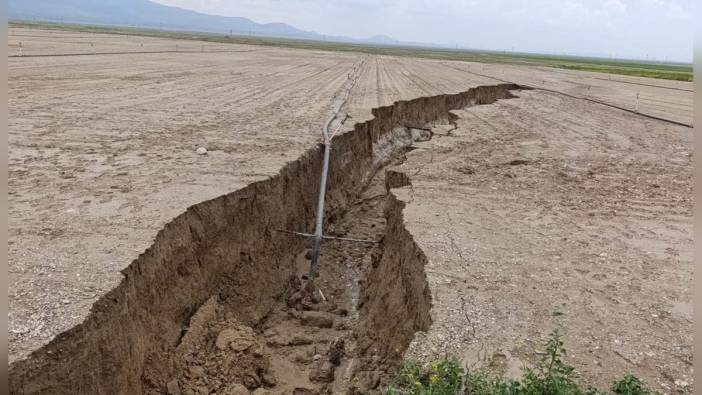 Karapınar'da yoğun yağış sonrası tarlada 100 metrelik yüzey yarığı oluştu