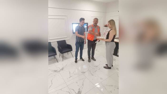 Osmancık Vergi Dairesi, mükelleflere kolonya ve çikolata ikram ediyor