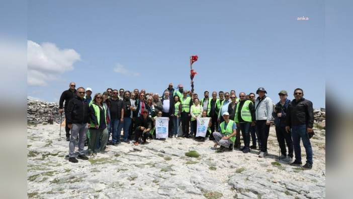 Edremit Belediyesi ve Kent Konseyi, Sarıkız Tepesi'nde çevre temizliği yaptı