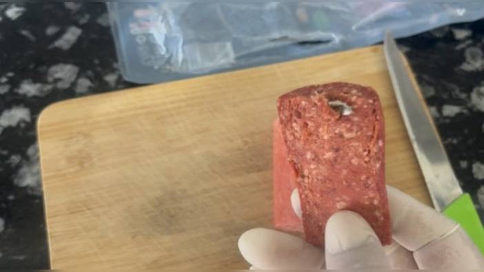 Erzincan'da market sucuğundan metal cisim çıktı