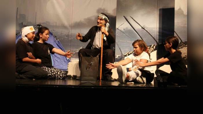 Gazze'nin çocukları tiyatro oyunu izleyenleri duygulandırdı