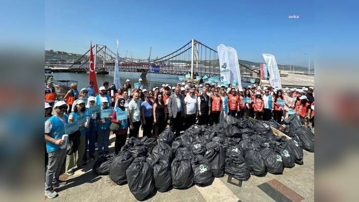 Bandırma'da Marmara Denizi'nden bin 500 kilogram atık çıkarıldı