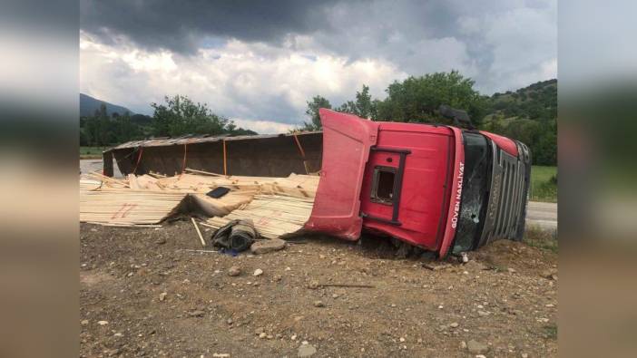 Amasya'da kereste yüklü tır devrildi: 2 yaralı