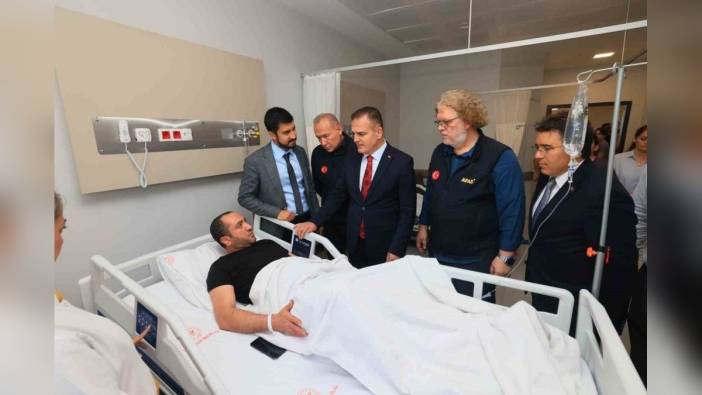 Muğla Valisi Akbıyık, Marmaris depreminde yaralanan vatandaşları ziyaret etti