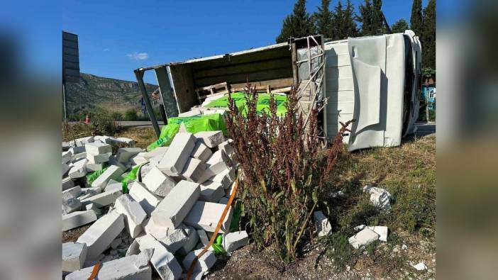 Burdur'da gazbeton yüklü kamyonet şarampole devrildi