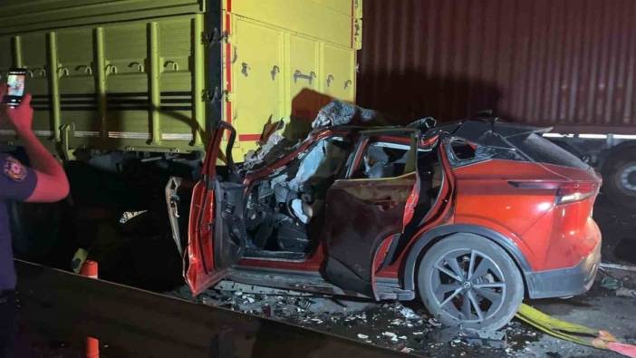 Sakarya'da cip kamyona saplandı: Sürücü hayatını kaybetti