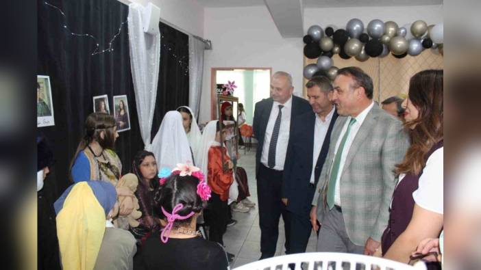 Düzce Atatürk Ortaokulu'nda kütüphane açılışı ve sergi