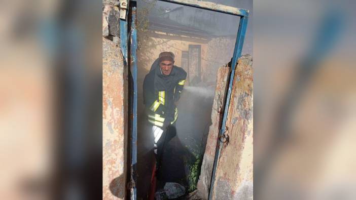 Kars'ta çatı yangını büyümeden söndürüldü