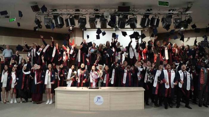 Karabük Üniversitesi'nde üç fakültede mezuniyet coşkusu yaşandı