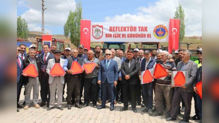 Sivas'ta jandarmadan çiftçilere reflektör dağıtımı