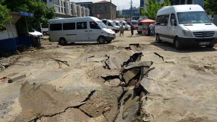 Trabzon'da sel felaketi: Minibüs durağında beton zemin çöktü