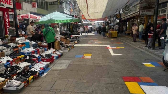Alaplı'da Kurban Bayramı öncesi cadde hareketlendi: Esnaf, kaldırımlarda ürünlerini yarı fiyatına satıyor