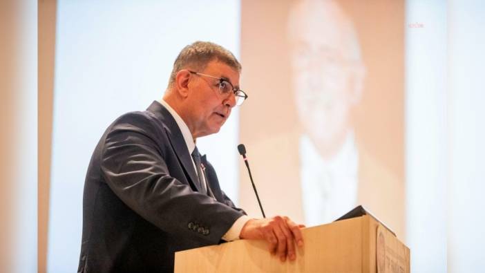 İzmir Büyükşehir Belediye Başkanı Tugay'dan Prof. Dr. Aksakoğlu'na veda