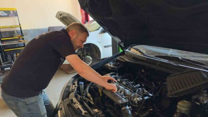 Düzce'de motor ustası Emrah Ustaoğlu: 'Uzun yola çıkmadan önce araç bakımı şart'