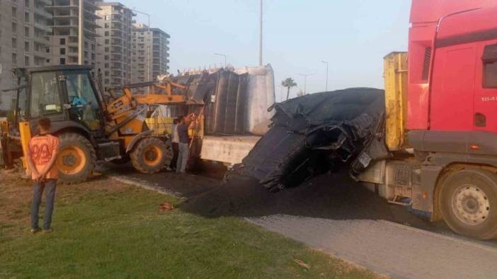 Tarsus'ta tır devrildi: Plastik kasa hammaddesi yola savruldu
