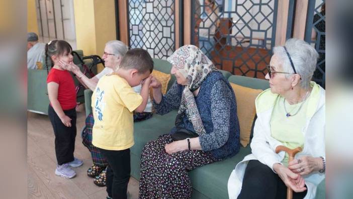 Tepebaşı Belediyesi çocukları, deneyimli vatandaşlarla bayramlaştı