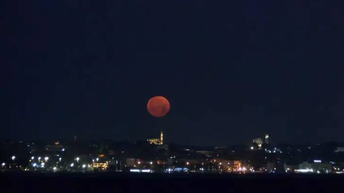 'Çilek Dolunayı' İstanbullulara benzersiz bir manzara sundu