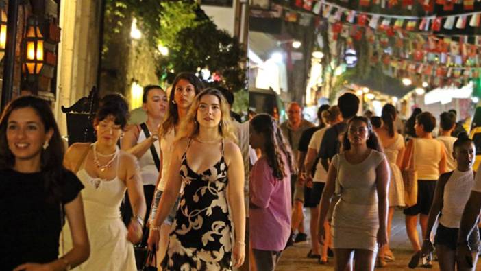 Türkiye'nin turizm cennetinde şaşırtan durum! Gündüz onlarca, gece binlerce kişi