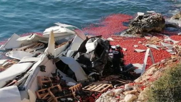 Mersin'de domates yüklü tır denize düştü: 1 ölü