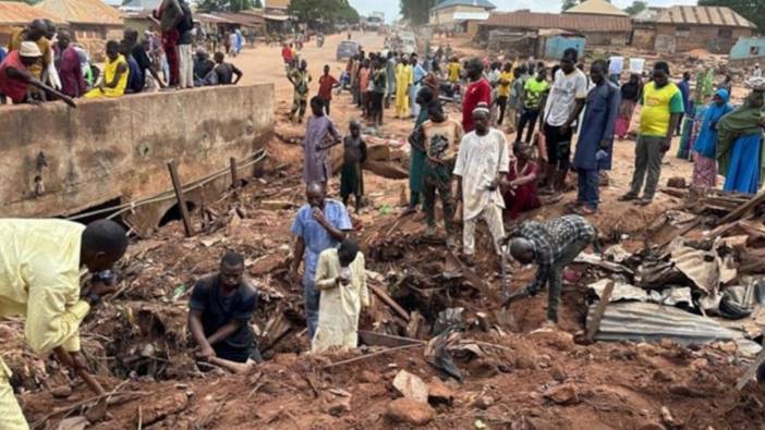 Aşırı yağışlar ülkede faciaya neden oldu, ölüler var!