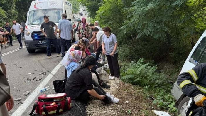 Ordu'da servis minibüsü ile otomobil çarpıştı! Onlarca yaralı var