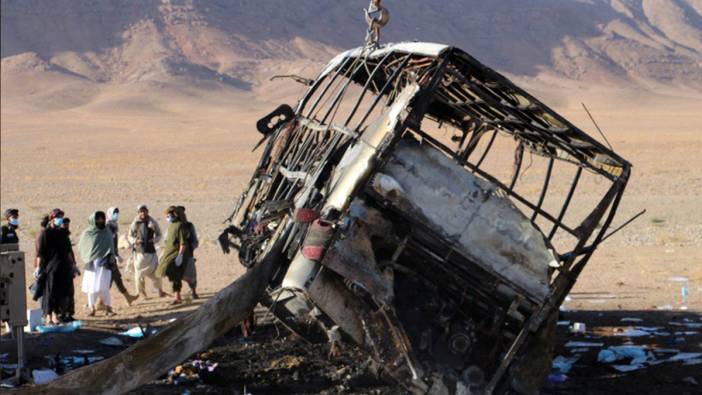 Afgan göçmenleri taşıyan otobüs kamyon ve motosikletle çarpıştı: 78 ölü