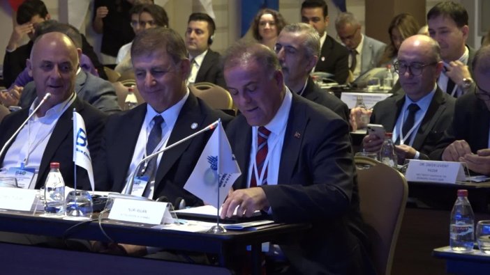 B40 Zirvesi, panellerle dolu bir gün geçiriyor