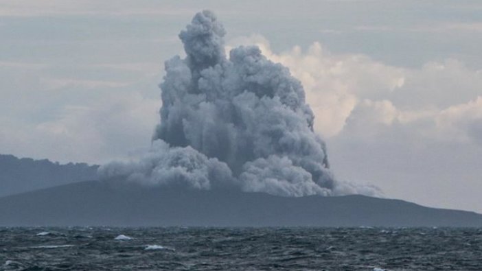 Endonezya'da Anak Krakatau Yanardağı patladı