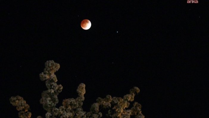 Halk arasında 'kanlı ay tutulması' olarak bilinen olayda gökyüzü kızıla döndü