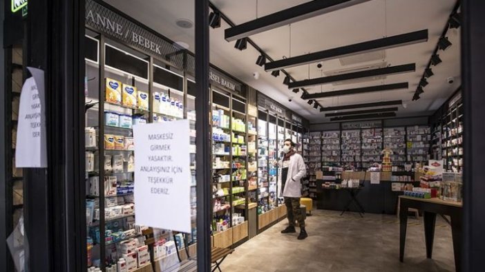 İzmir'de eczanelerden ücretsiz maske dağıtımı başladı