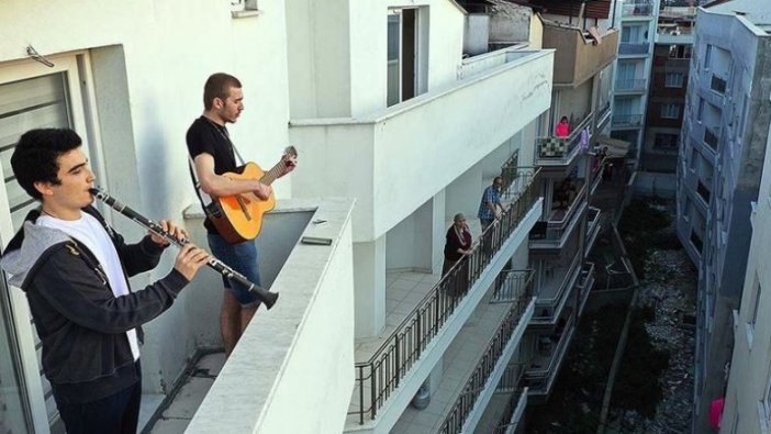 'Terasta gün batımı' konseriyle komşularına moral oldular