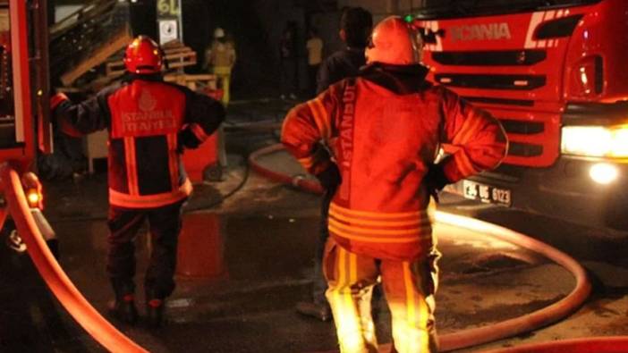 Avcılar'da bir evin çatısında çıkan ve 3 binaya sıçrayan yangın söndürüldü