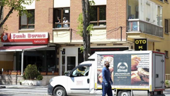 Ankara'da fırıncılar evde kalan vatandaşlara ekmek götürdü