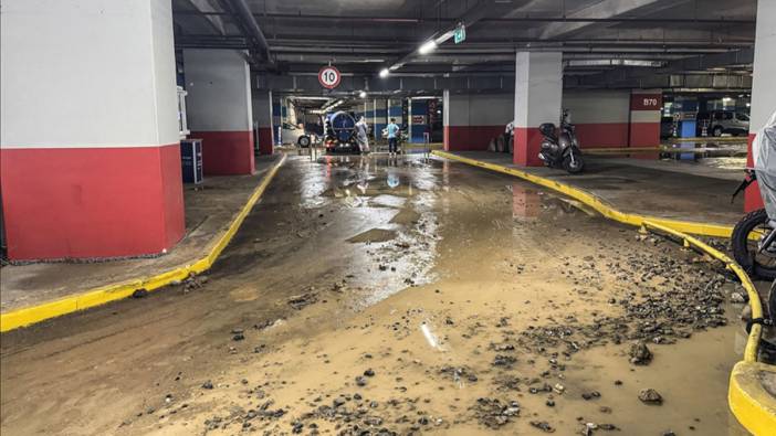 Kadıköy'de su borusu patlaması