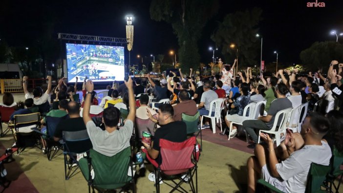 Dev Adamlar finalde! İzmir'de dev ekranlar kuruldu