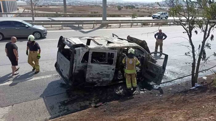 İstanbul'da bir otomobil alev alev yandı