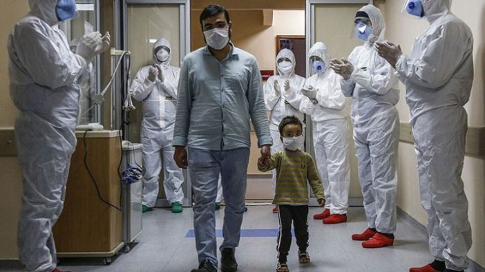 Kovid-19 mücadelesini kazanan 3 yaşındaki çocuk alkışlarla taburcu edildi