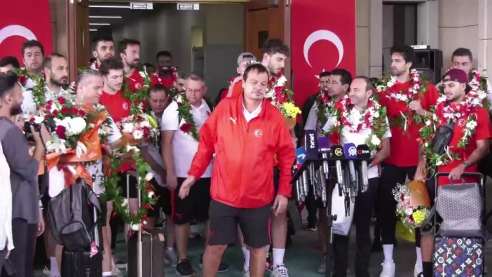 12 dev adam gururla karşılandı, duygusal anlar yaşandı