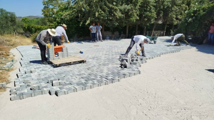 Burhaniye'de yollar yenileniyor